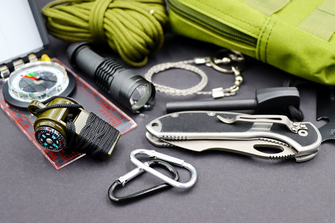 survival knife travel, outdoor survival knife, field checklist survival, camping knife essentials, best survival knives, portable survival gear, hiking survival tools, wilderness knife selection, travel knife guide, essential outdoor gear